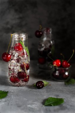 Buz ve soda ile vişne limonata. Tatlı yenileniyor
