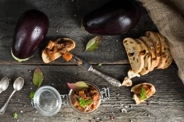 Patlıcan havyar ciabatta, yumruk ve fesleğen ile cam kavanoza. Patlıcan DIP