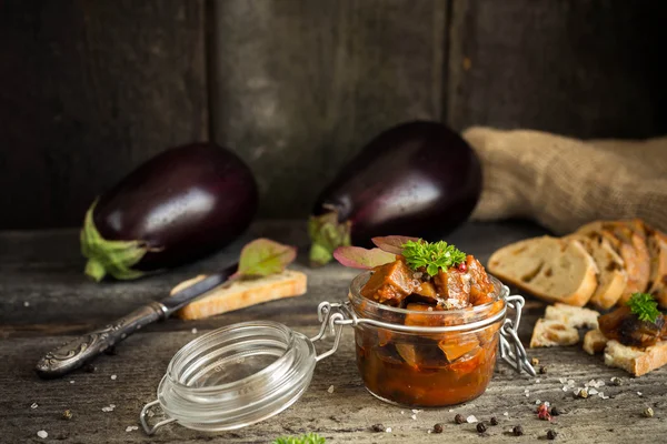 Ciabatta, yumruk, biber ve fesleğen ile patlıcan havyar