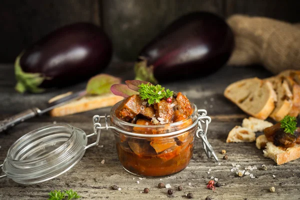 Caviale di melanzane con ciabatta, punch, pepe e basilico — Foto Stock