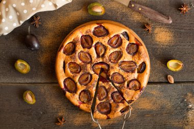 Ahşap rustik zemin üzerine kuru üzümlü kek.