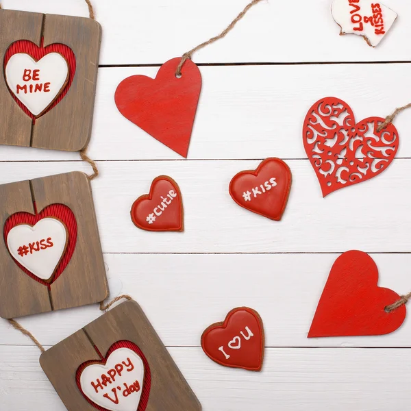 Сладости на День Святого Валентина. Деревянное сердце, печенье, фоторамка . — стоковое фото