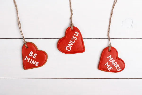 Galleta en forma de corazón aislada sobre fondo blanco para San Valentín — Foto de Stock