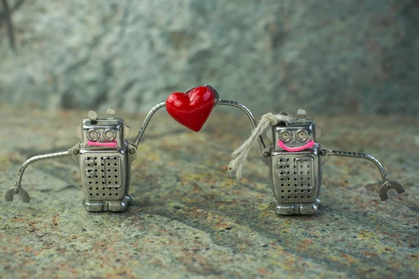 Paar verliefd van robots met een hart. St. Valentijnsdag concept. — Stockfoto