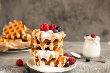 Orman meyve, böğürtlen, ahududu ve yoğurt ile ev yapımı Belçika waffle.