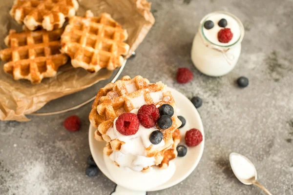 Wafel Belgia buatan sendiri dengan buah-buahan hutan, blueberry, raspberry dan yogurt . — Stok Foto