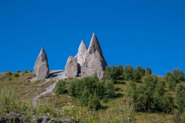 Jili-su yolu, ejderhanın dişlerinin kayaları..