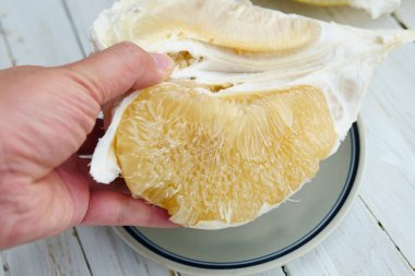 Beyaz arka planda taze greyfurt posası