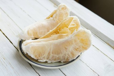 Beyaz arka planda taze greyfurt posası