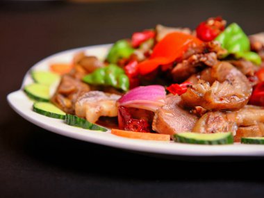 Ağır ateşte pişmiş kuzu menüsü.