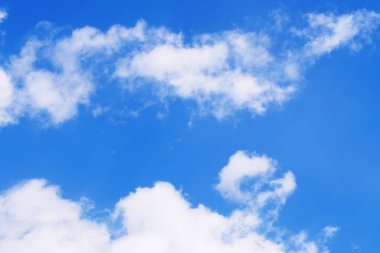 Mavi gökyüzü ve beyaz bulutlar, gökyüzü şeffaf ve çevre çok temiz..