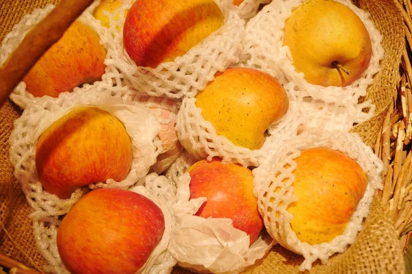 Ripe Apples Basket Farm Harvest Warm Light — Stock Photo, Image