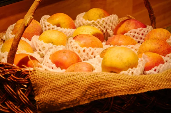 Ripe Apples Basket Farm Harvest Warm Light — Stock Photo, Image