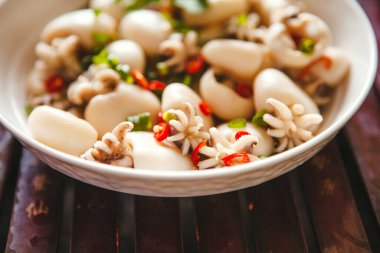 Mürekkep balığı pişirme, lezzetli deniz ürünleri, Güneydoğu Asya mutfağı..