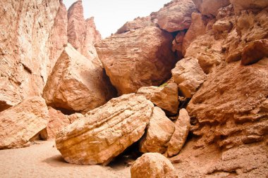 Dağlarda kayalar, doğal olarak istiflenmiş.