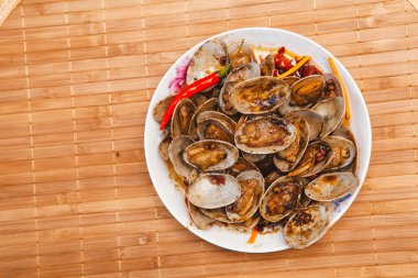 carapace pişirme, Tayland deniz ürünleri mutfağı, çekici renkler lezzetli görünüyor.