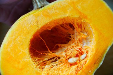 Mutfakta yuvarlak balkabağı, altın, doku ayrıntıları.