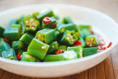Tabakta yeşil bamya yemeği, organik mevsimlik sebze mutfağı.