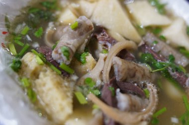 Bir kase yahni çorbası, yakın plan.