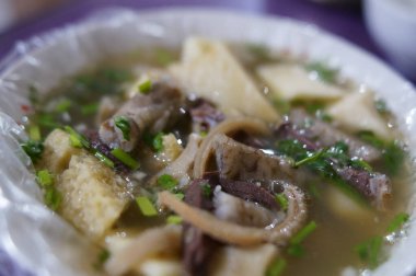 Bir kase yahni çorbası, yakın plan.