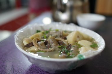 Bir kase yahni çorbası, yakın plan.