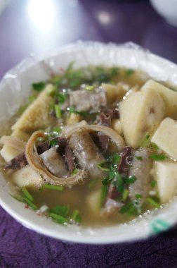 Bir kase yahni çorbası, yakın plan.