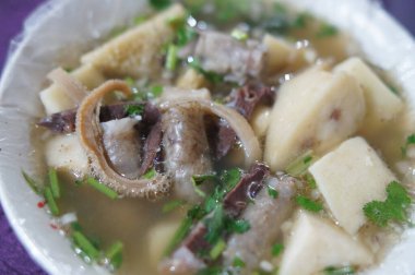 Bir kase yahni çorbası, yakın plan.