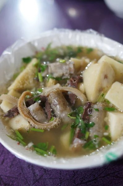 Bir kase yahni çorbası, yakın plan.