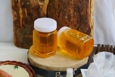 Şeffaf altın sıvı, şeffaf plastik kutular.