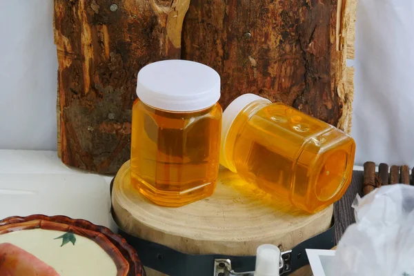 Şeffaf altın sıvı, şeffaf plastik kutular.