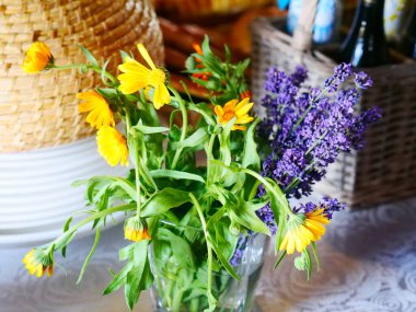 İç dekorasyon, çiçek kutusu, vazo düzenlemesi.