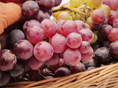 Taze meyve, kırmızı üzüm, gurme fotoğrafçılık, yakın çekim.