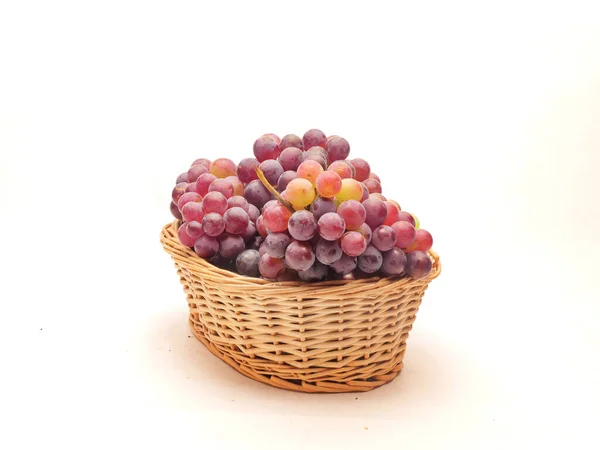 Uvas Vermelhas Cesta Frutas Fundo Branco — Fotografia de Stock