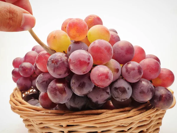 果篮里的红葡萄 白色背景 — 图库照片