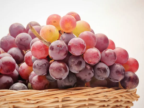 果篮里的红葡萄 白色背景 — 图库照片