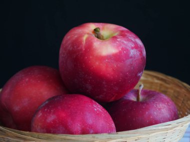 Besleyici ve sulu kırmızı elma, meyveli yakın plan.