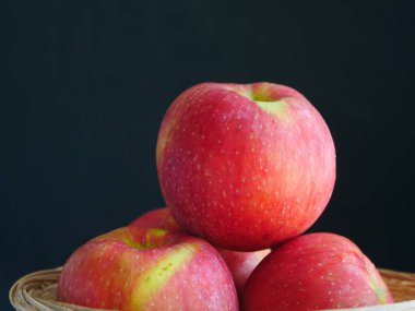 Besleyici ve sulu kırmızı elma, meyveli yakın plan.