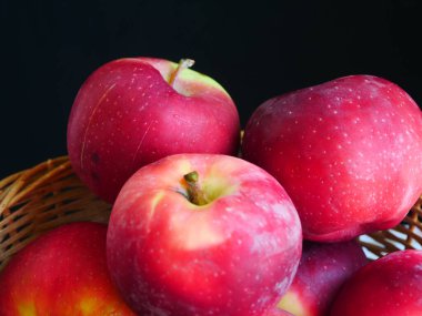 Besleyici ve sulu kırmızı elma, meyveli yakın plan.