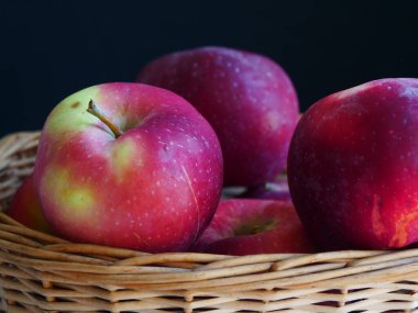Besleyici ve sulu kırmızı elma, meyveli yakın plan.