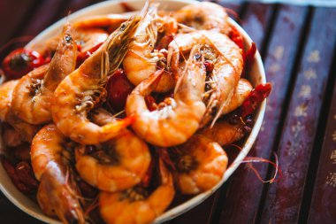Tabakta baharatlı karides, gurme, lezzetli.