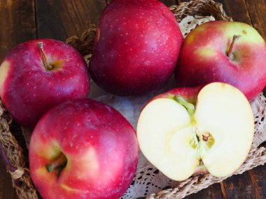 Kırmızı elma, meyve yakın plan, ikiye bölünmüş, elma çekirdeği.