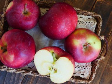 Kırmızı elma, meyve yakın plan, ikiye bölünmüş, elma çekirdeği.