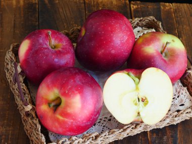 Kırmızı elma, meyve yakın plan, ikiye bölünmüş, elma çekirdeği.