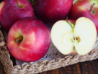 Kırmızı elma, meyve yakın plan, ikiye bölünmüş, elma çekirdeği.