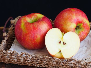 Kırmızı elma, meyve yakın plan, ikiye bölünmüş, elma çekirdeği.