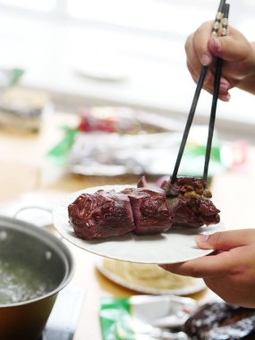Bütün eti, pişirilmiş eti ve mutfağı tutmak için çubuk kullanın.