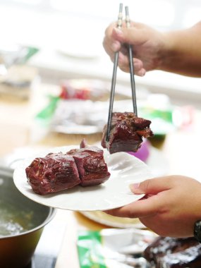 Pişmiş et mutfağının tamamını tutun.