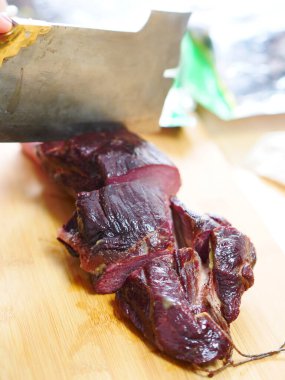 Bıçakla, etle, mutfakla bir sürü et kes.