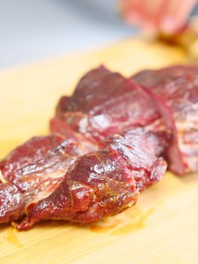 Tam pişmiş et, kırmızı et, mutfak.