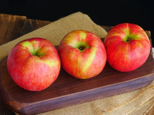 Tři Červená Jablka Dřevěné Desce Černé Pozadí — Stock fotografie